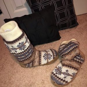 Brand new worn once winter slippers, size L (8-9)